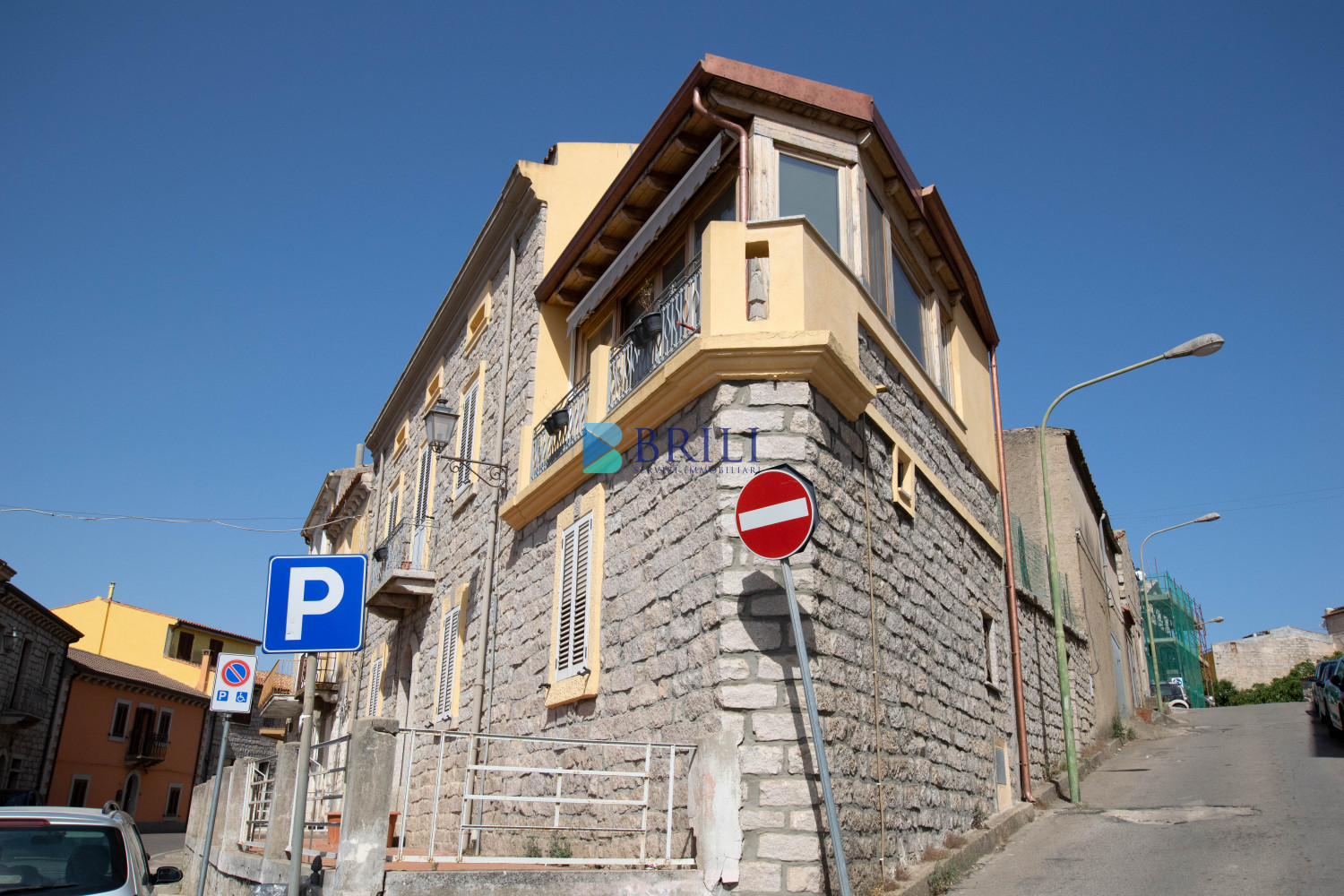 Large renovated apartment and adjacent rustic house to be renovated in Luras centre