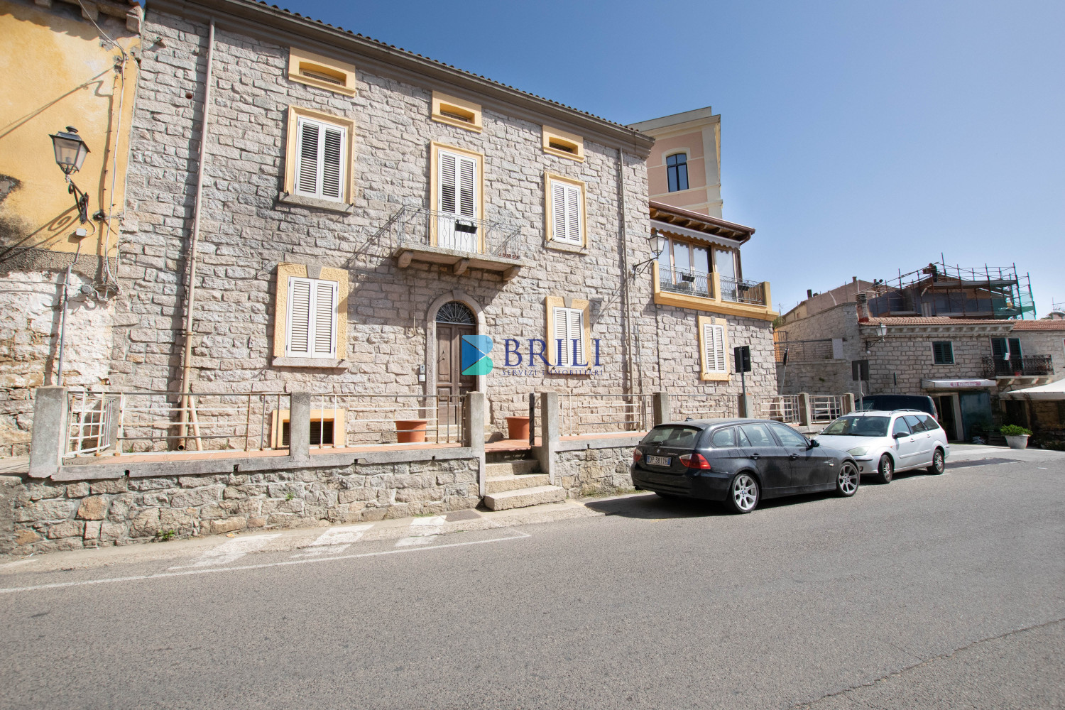 Large renovated apartment and adjacent rustic house to be renovated in Luras centre