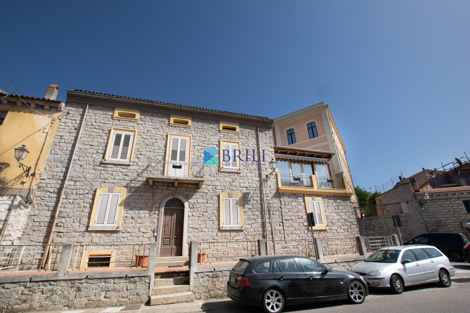 Large renovated apartment and adjacent rustic house to be renovated in Luras centre