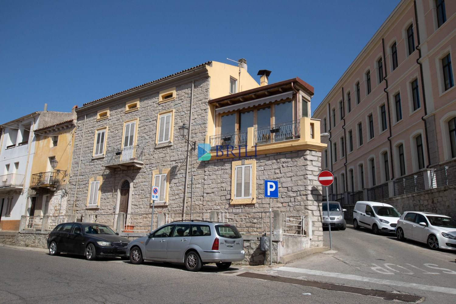 Large renovated apartment and adjacent rustic house to be renovated in Luras centre