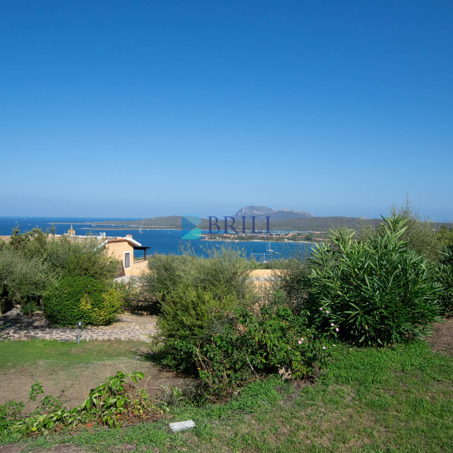 Appartamento con giardino e vista mare a Marinella