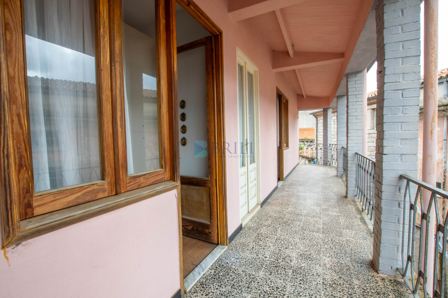 Luras Centro: Terracielo su tre livelli con magazzino e cortile