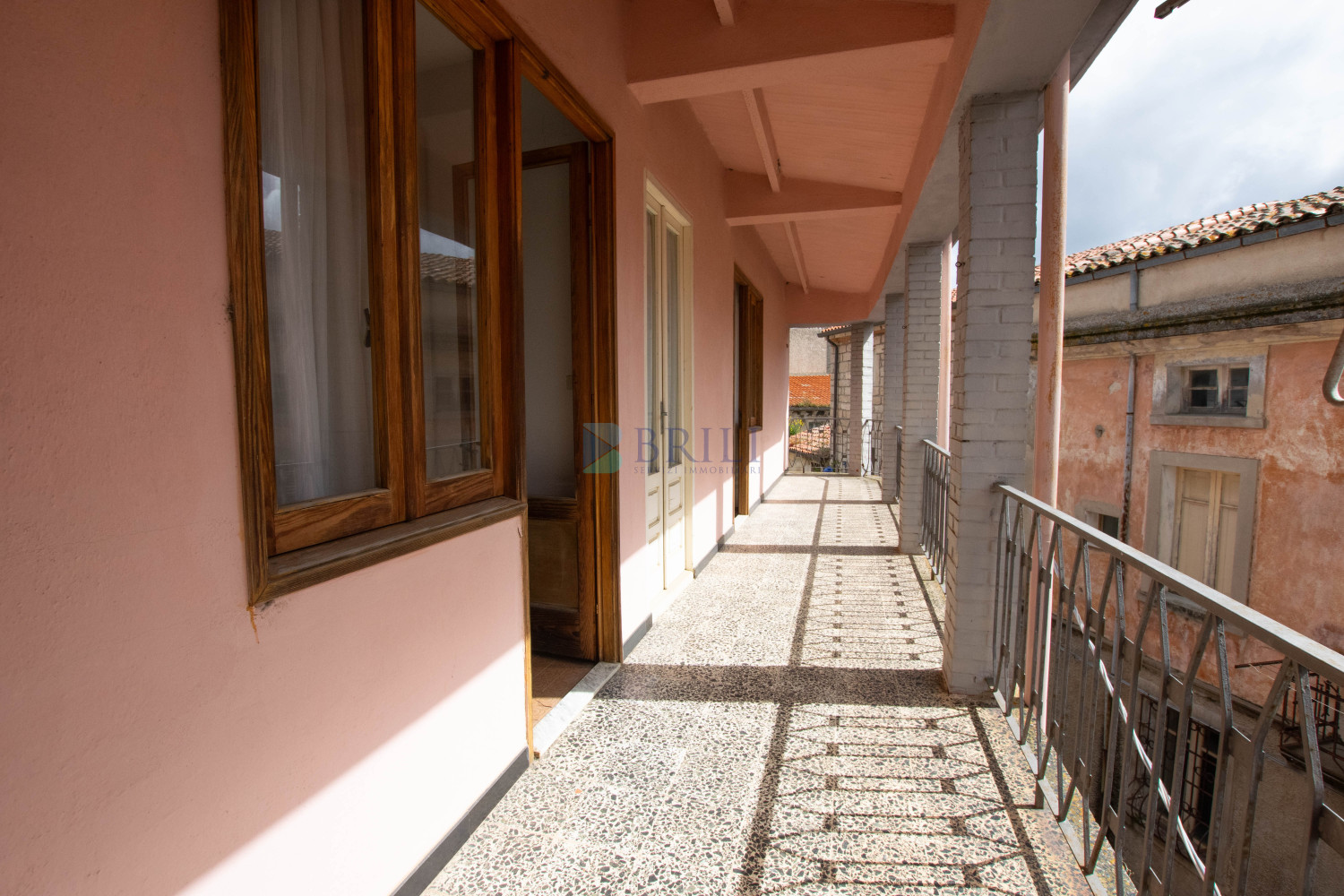 Luras Centro: Terracielo su tre livelli con magazzino e cortile