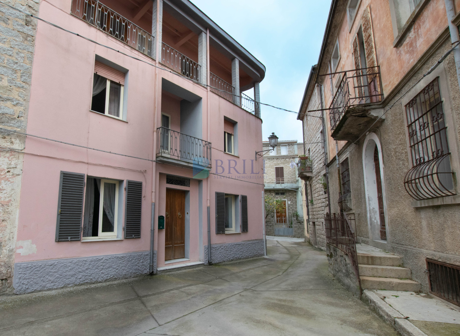 Luras Centro: Terracielo su tre livelli con magazzino e cortile