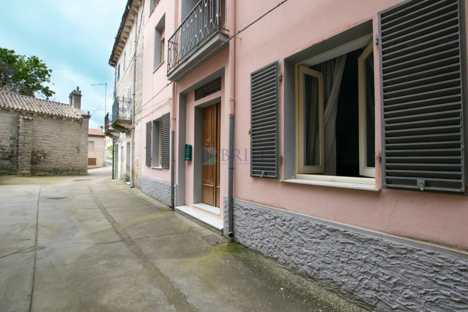 Luras Centro: Terracielo su tre livelli con magazzino e cortile