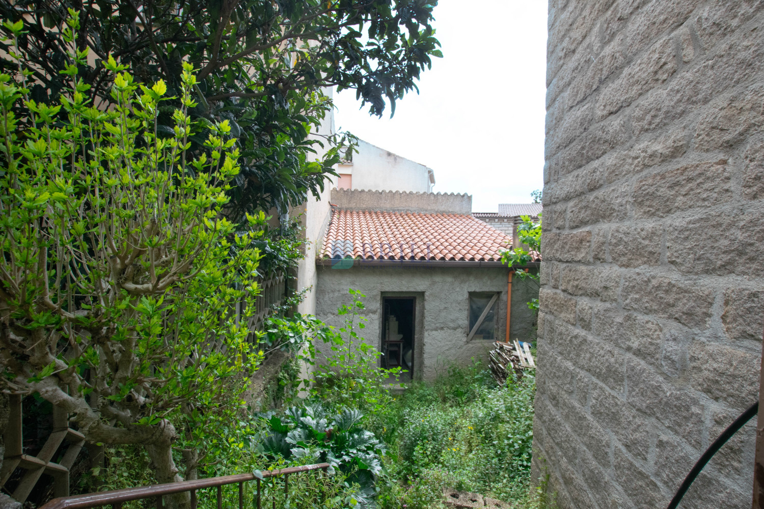 Luras Centro: Terracielo su tre livelli con magazzino e cortile