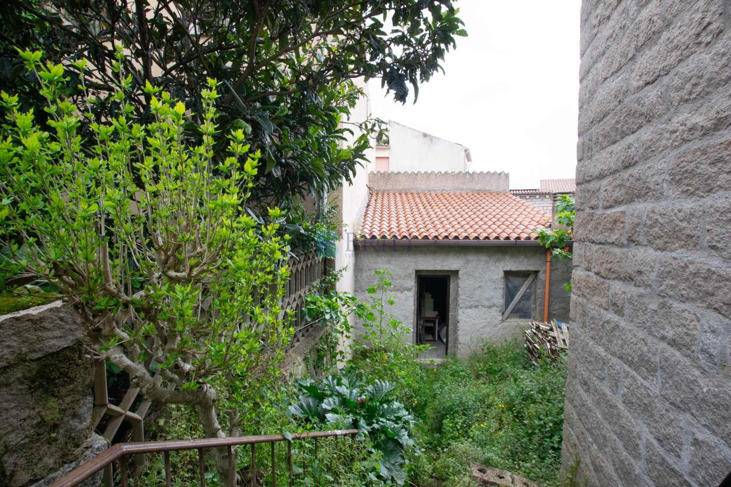 Luras Centro: Terracielo su tre livelli con magazzino e cortile