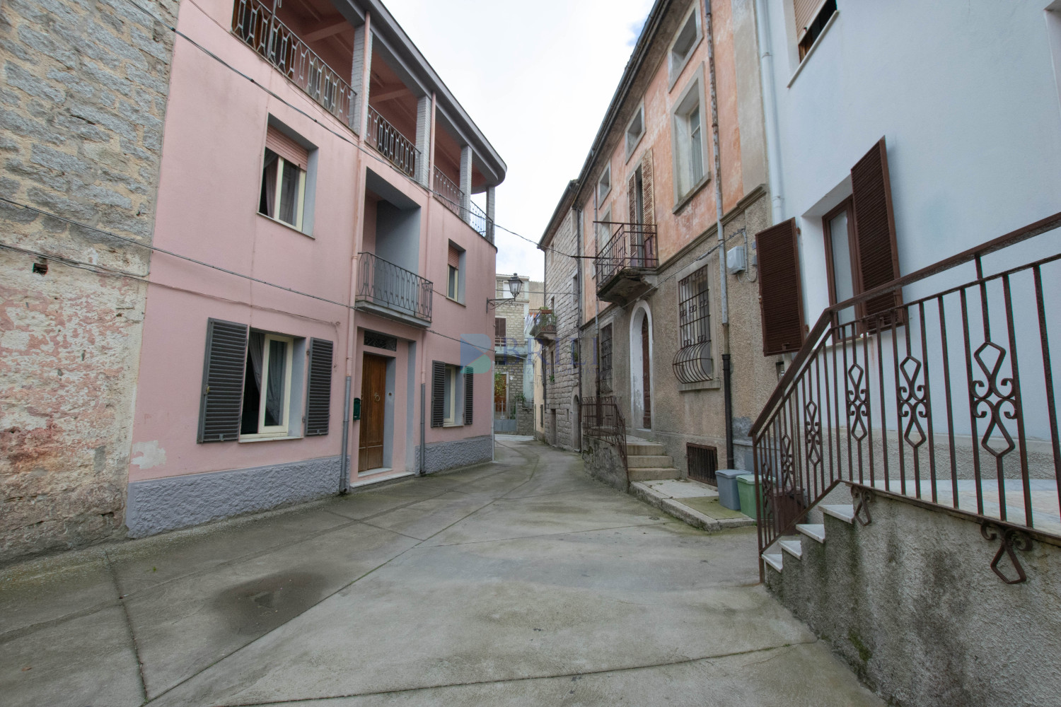 Luras Centro: Terracielo su tre livelli con magazzino e cortile