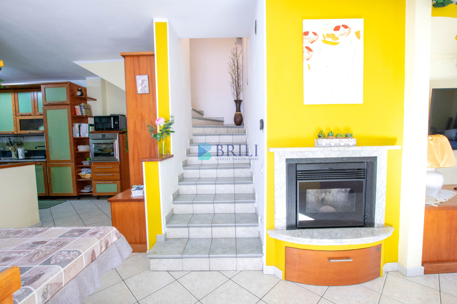 Casa indipendente su due livelli con giardino