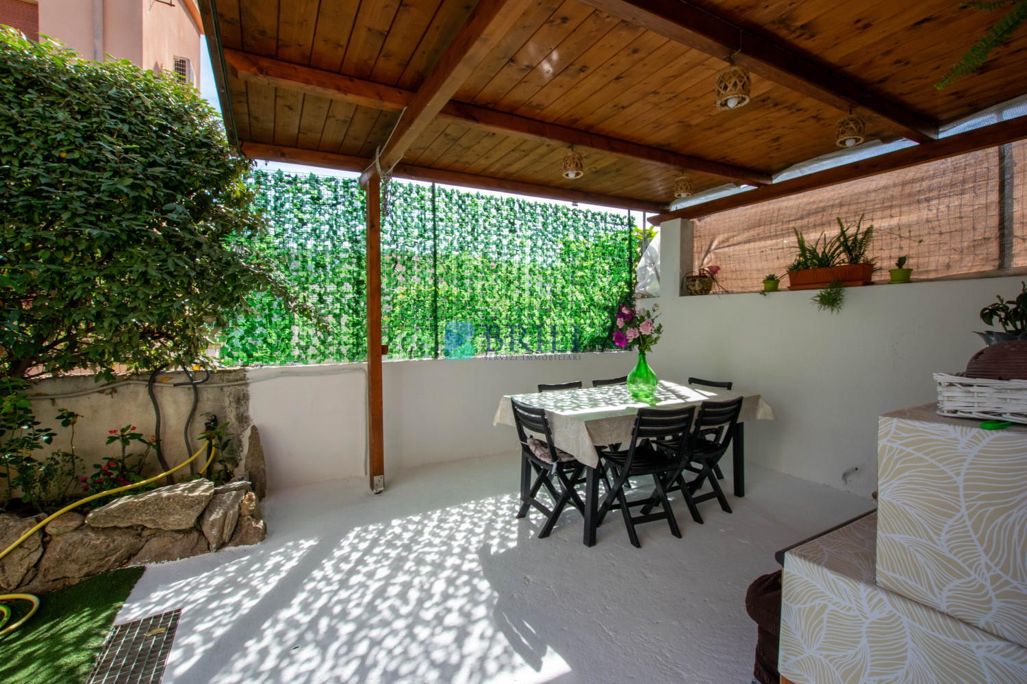 Casa indipendente su due livelli con giardino