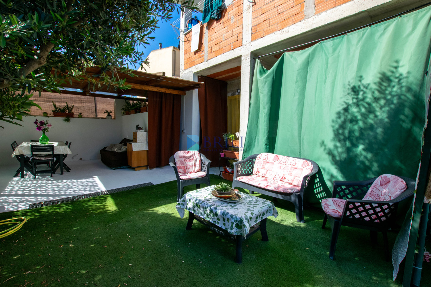 Casa indipendente su due livelli con giardino