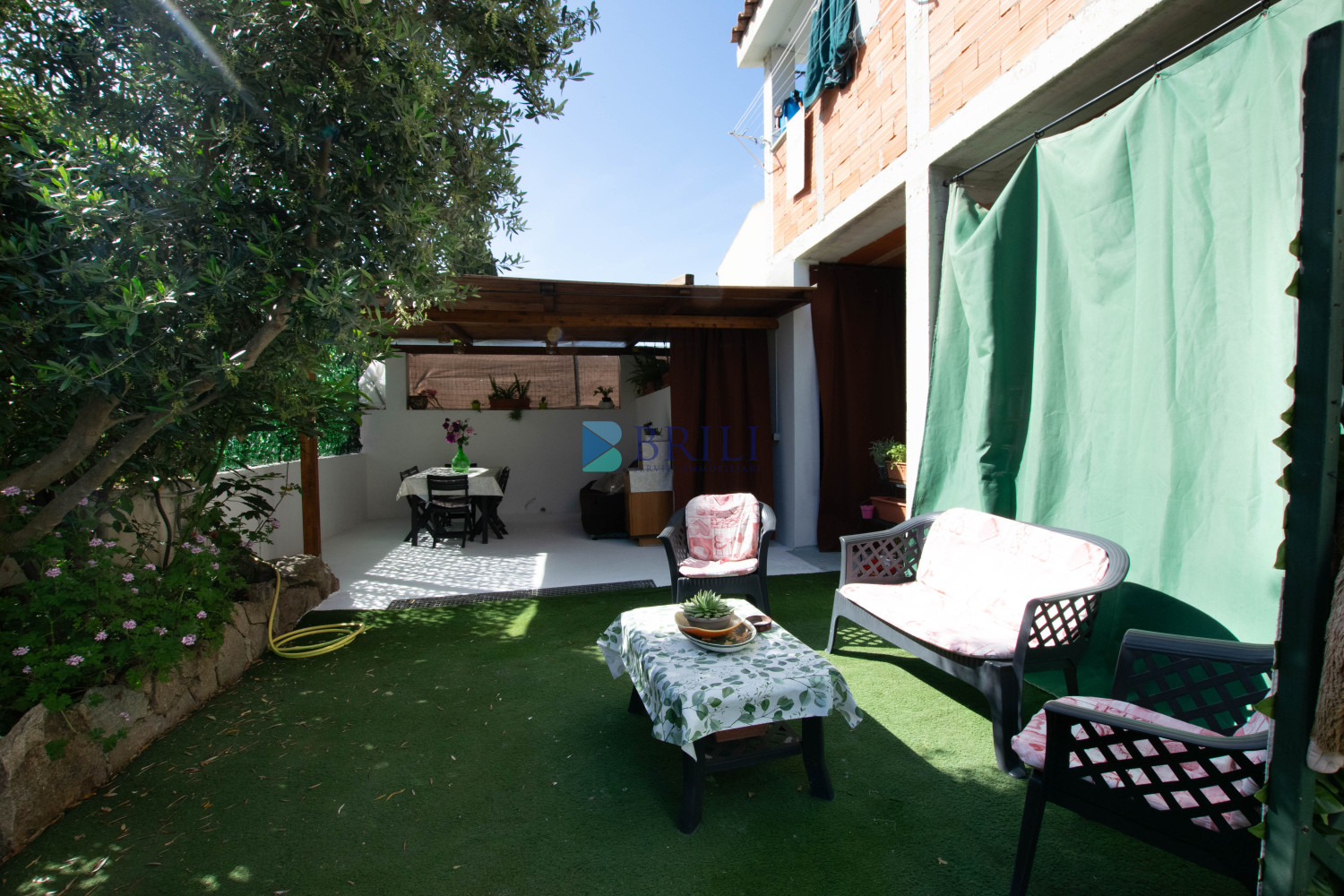 Casa indipendente su due livelli con giardino