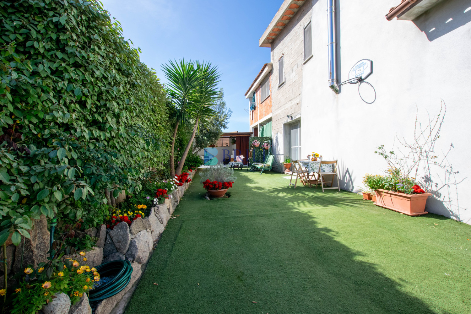 Casa indipendente su due livelli con giardino