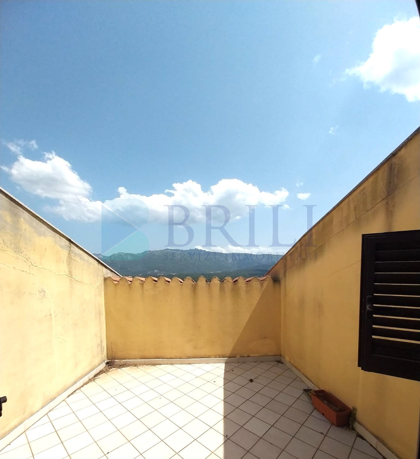 Tempio Pausania: large apartment on the top floor with stunning views