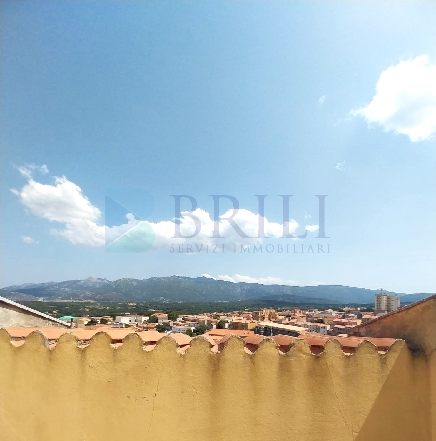 Tempio Pausania: large apartment on the top floor with stunning views