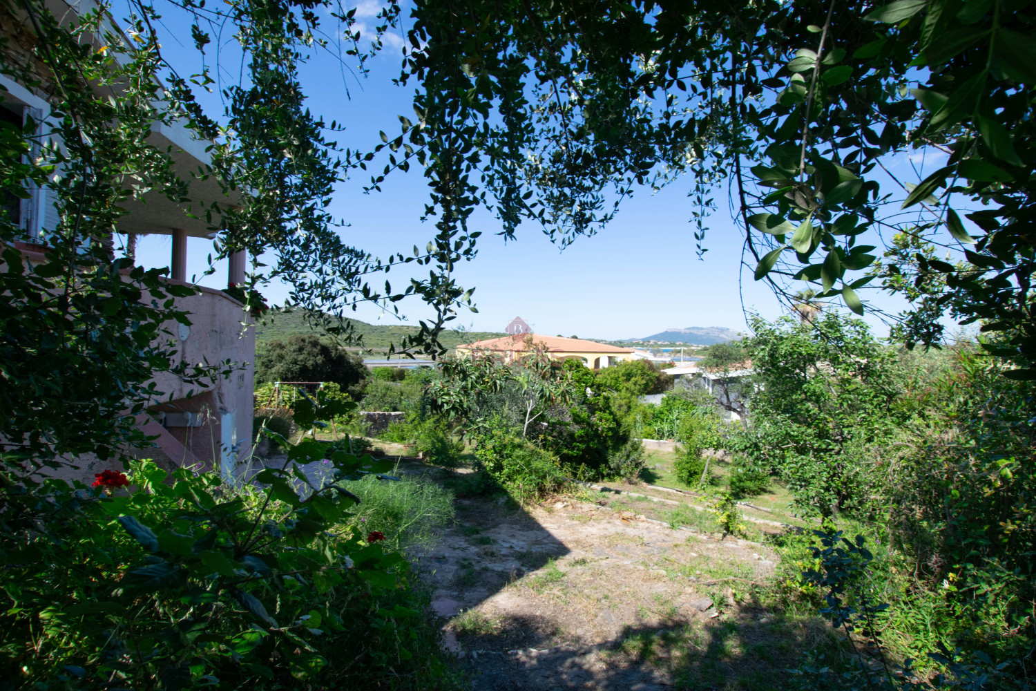 Villa Fronte Mare a Pittulongu (Olbia) - Ottima Posizione con Potenziale di Ristrutturazione