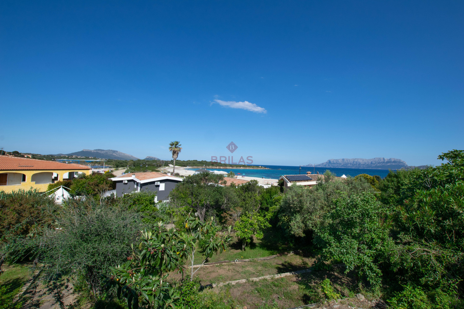 Villa Fronte Mare a Pittulongu (Olbia) - Ottima Posizione con Potenziale di Ristrutturazione