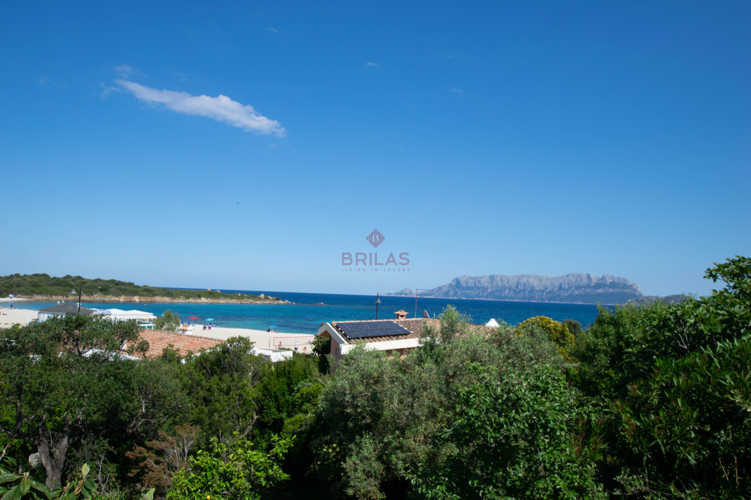 Villa Fronte Mare a Pittulongu (Olbia) - Ottima Posizione con Potenziale di Ristrutturazione