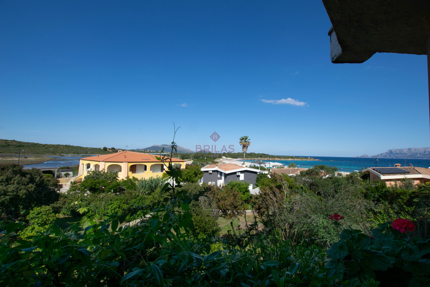 Villa Fronte Mare a Pittulongu (Olbia) - Ottima Posizione con Potenziale di Ristrutturazione