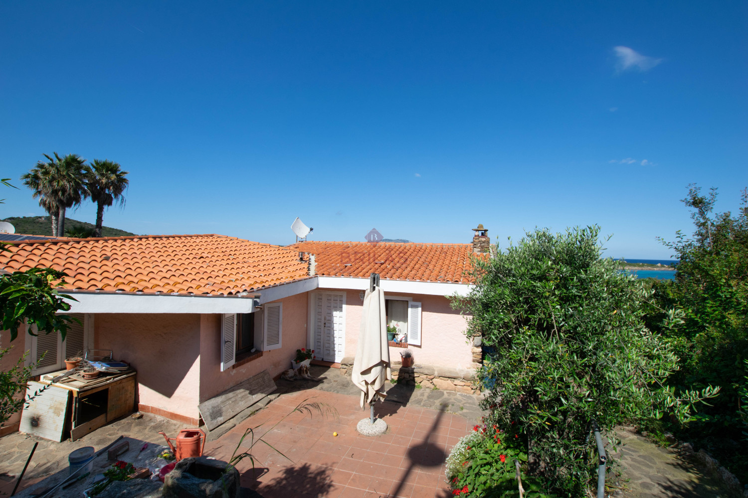 Villa Fronte Mare a Pittulongu (Olbia) - Ottima Posizione con Potenziale di Ristrutturazione