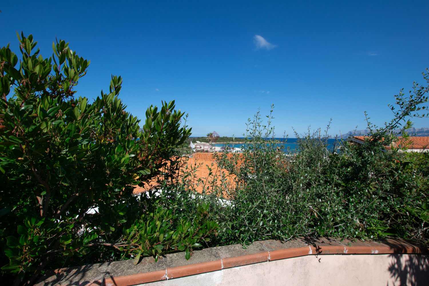 Villa Fronte Mare a Pittulongu (Olbia) - Ottima Posizione con Potenziale di Ristrutturazione