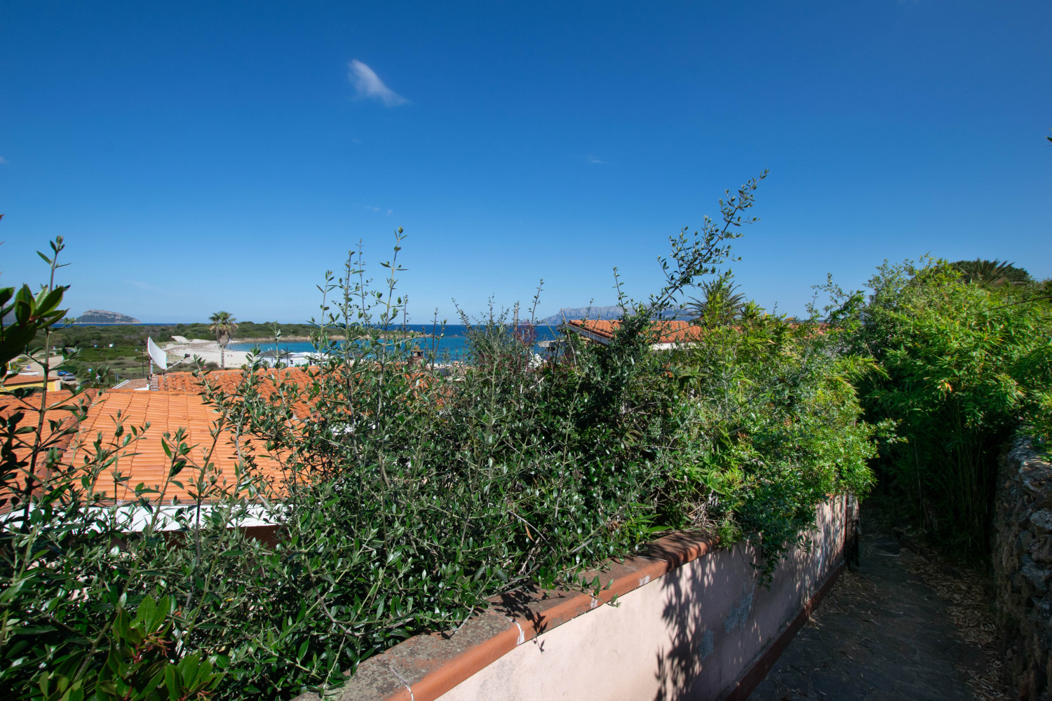 Villa Fronte Mare a Pittulongu (Olbia) - Ottima Posizione con Potenziale di Ristrutturazione