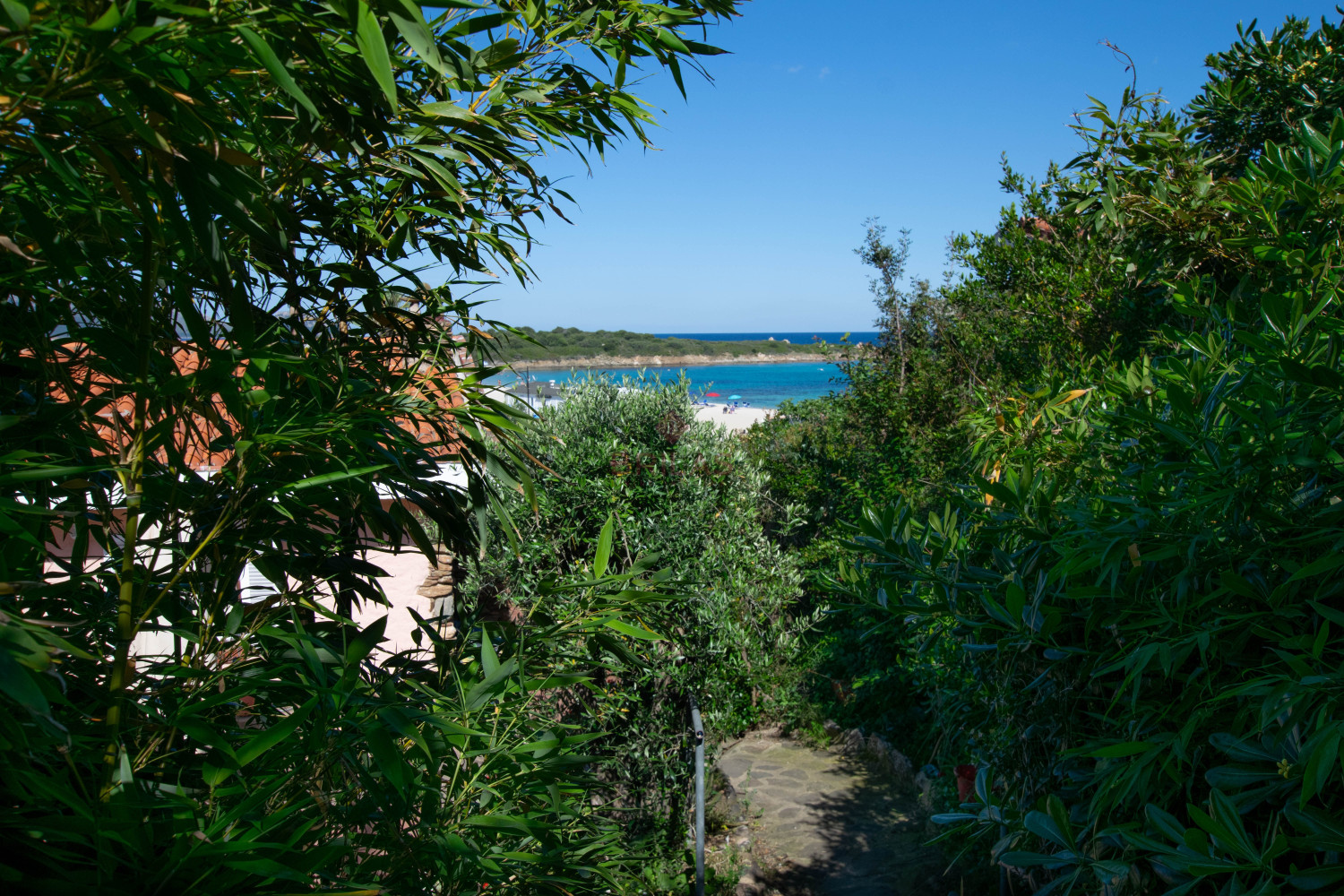 Villa Fronte Mare a Pittulongu (Olbia) - Ottima Posizione con Potenziale di Ristrutturazione