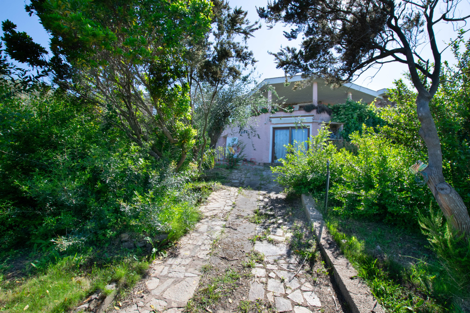 Villa Fronte Mare a Pittulongu (Olbia) - Ottima Posizione con Potenziale di Ristrutturazione
