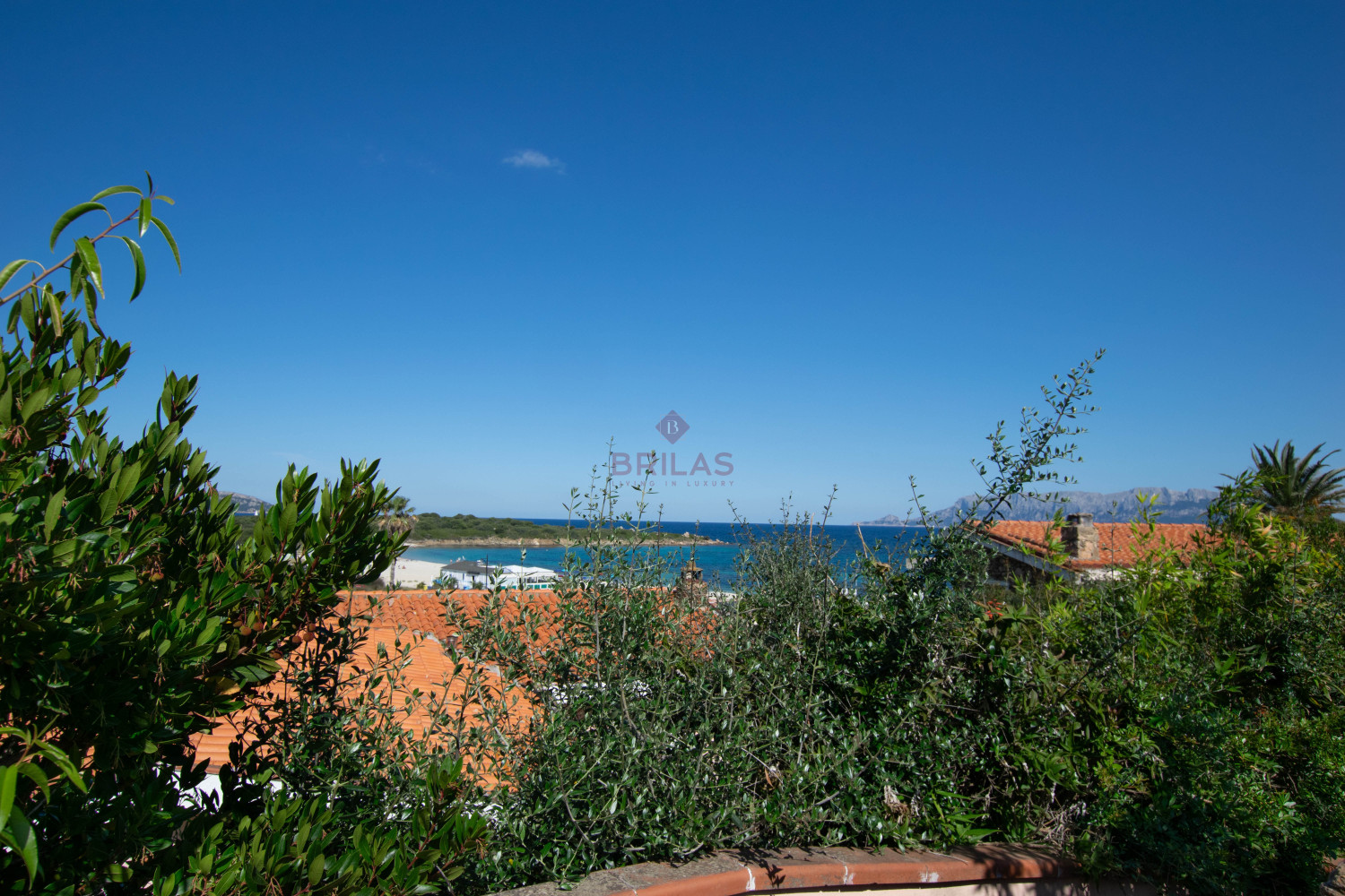 Villa Fronte Mare a Pittulongu (Olbia) - Ottima Posizione con Potenziale di Ristrutturazione