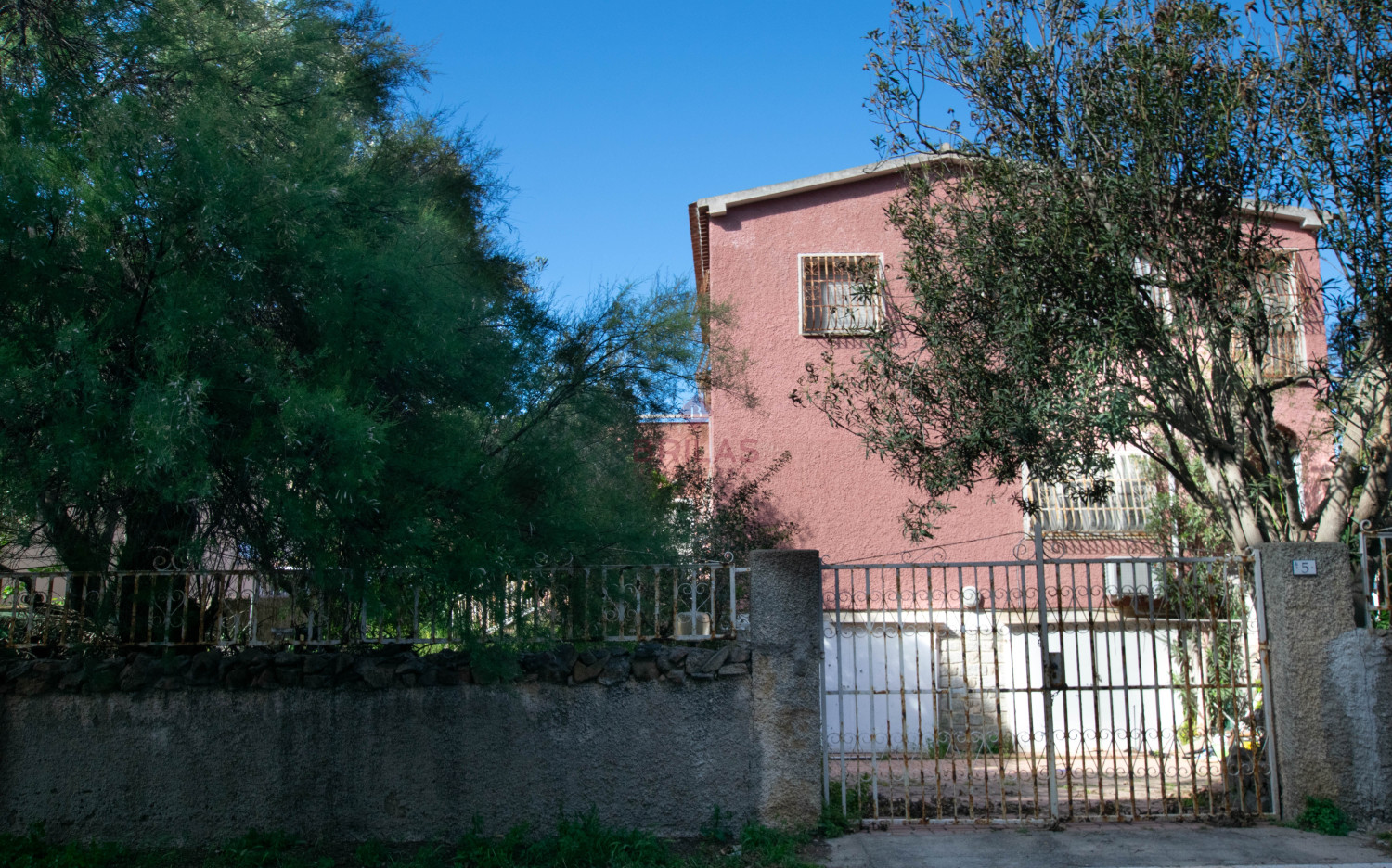 Golfo Aranci: Large villa to renovate between two beaches