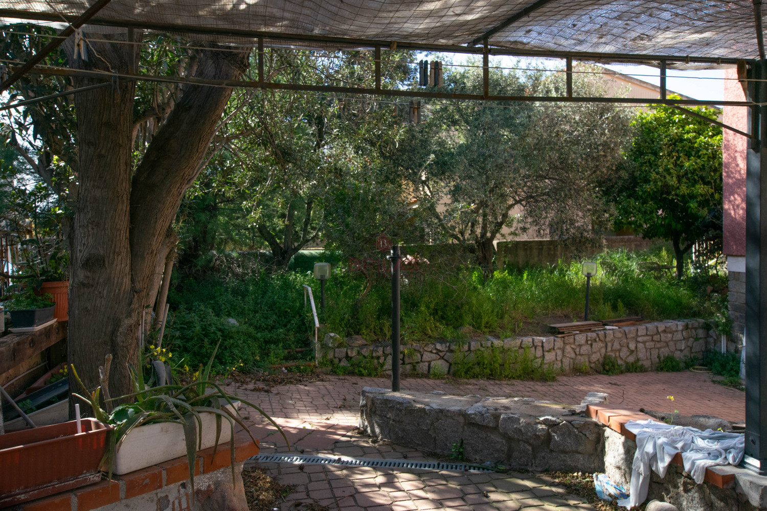 Golfo Aranci: Large villa to renovate between two beaches