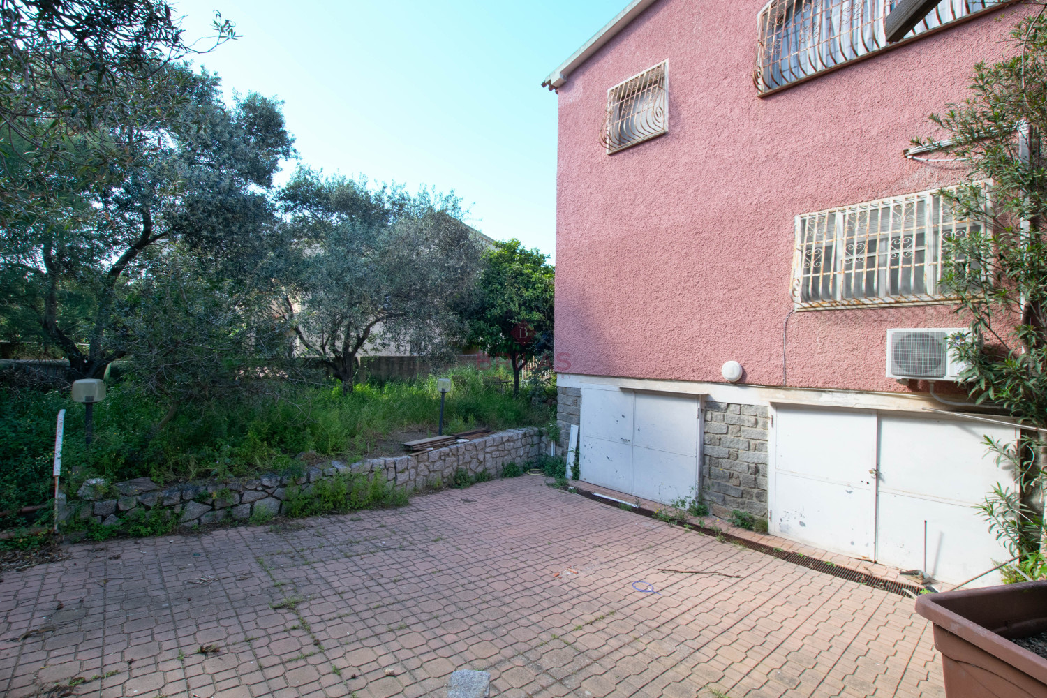 Golfo Aranci: Large villa to renovate between two beaches