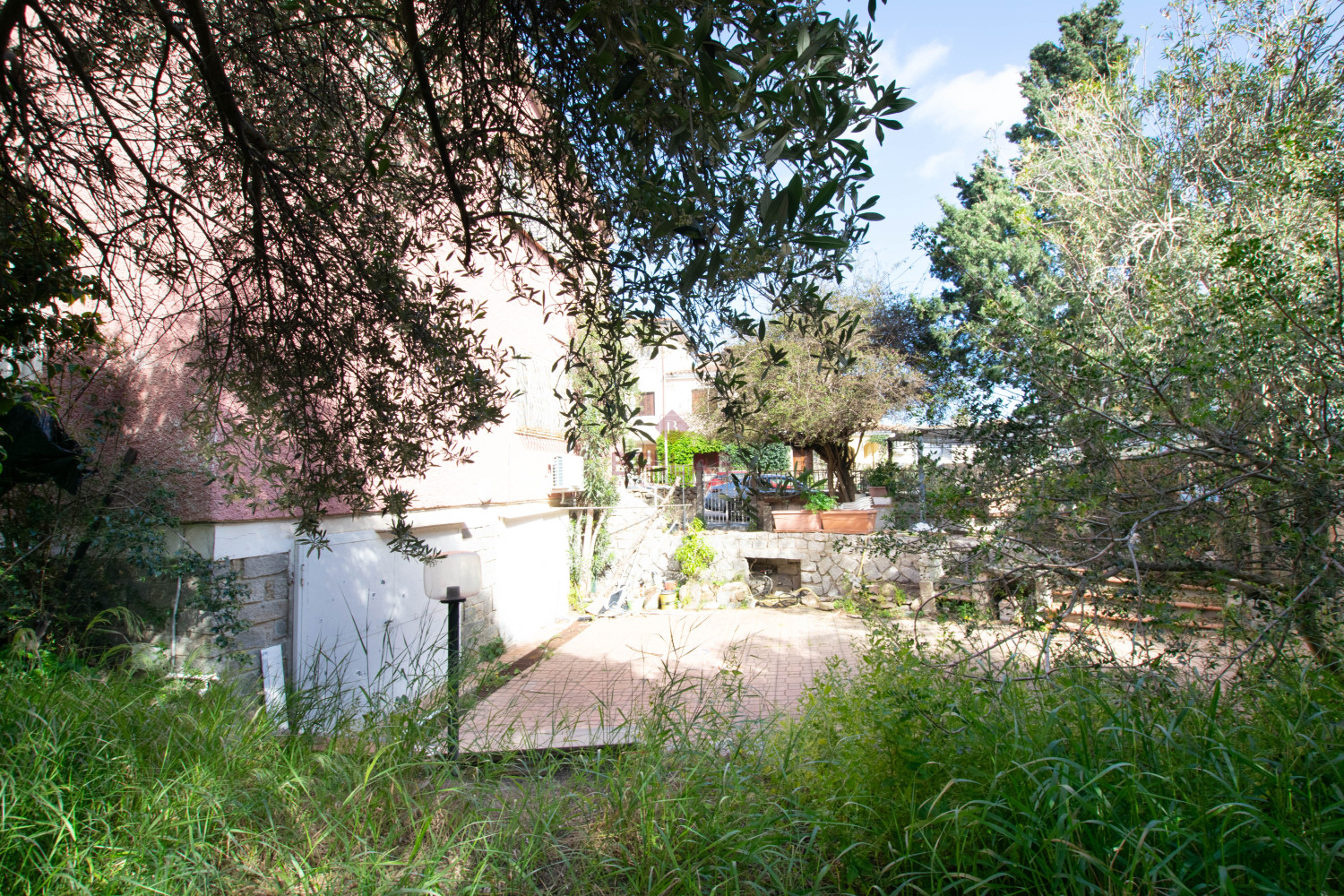 Golfo Aranci: Large villa to renovate between two beaches