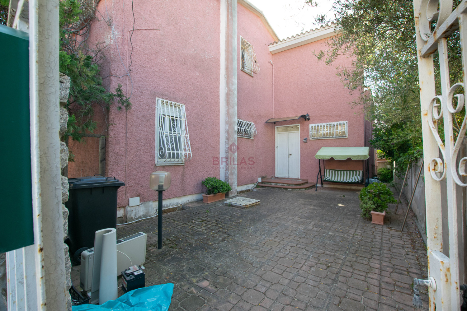 Golfo Aranci: Large villa to renovate between two beaches