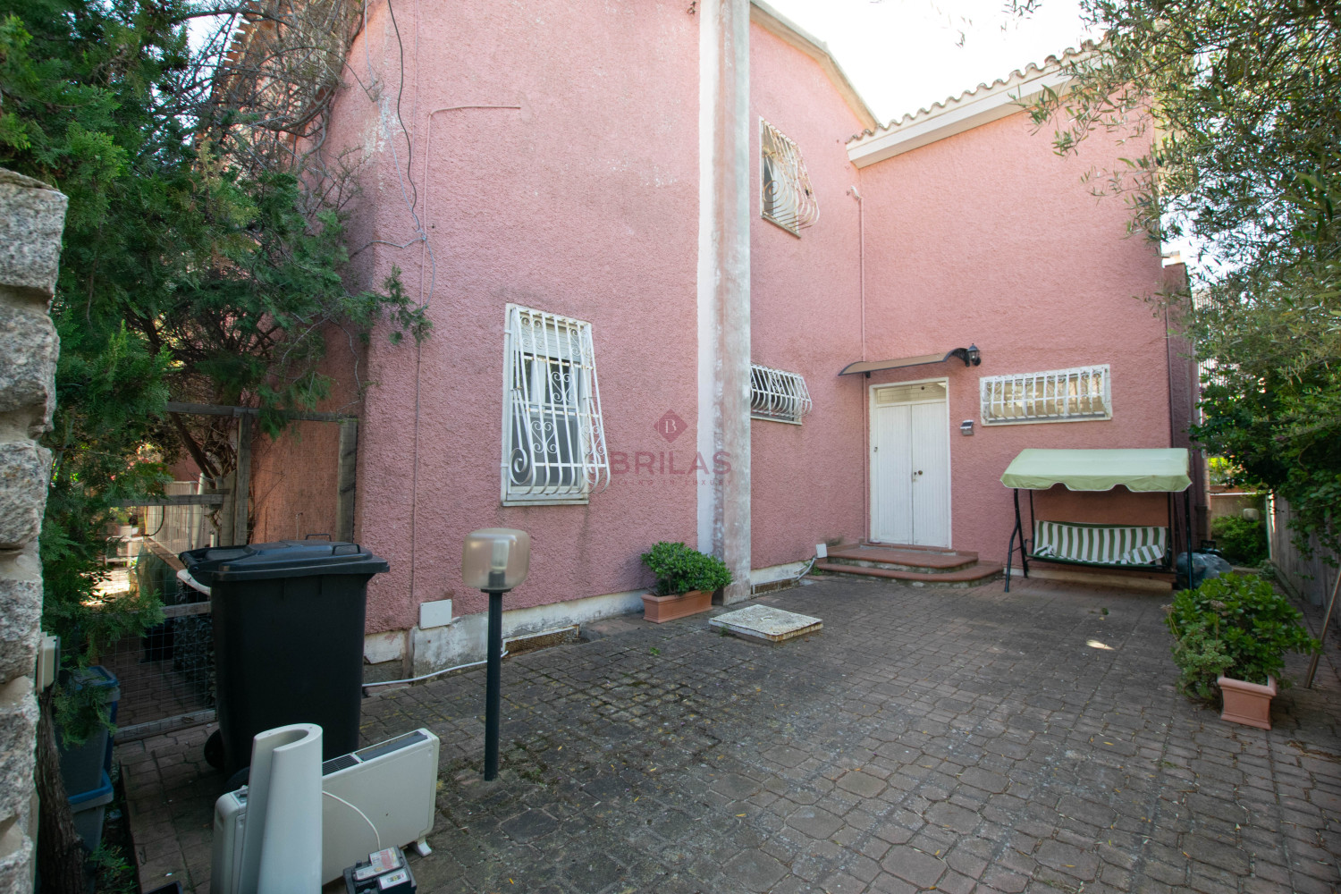 Golfo Aranci: Large villa to renovate between two beaches