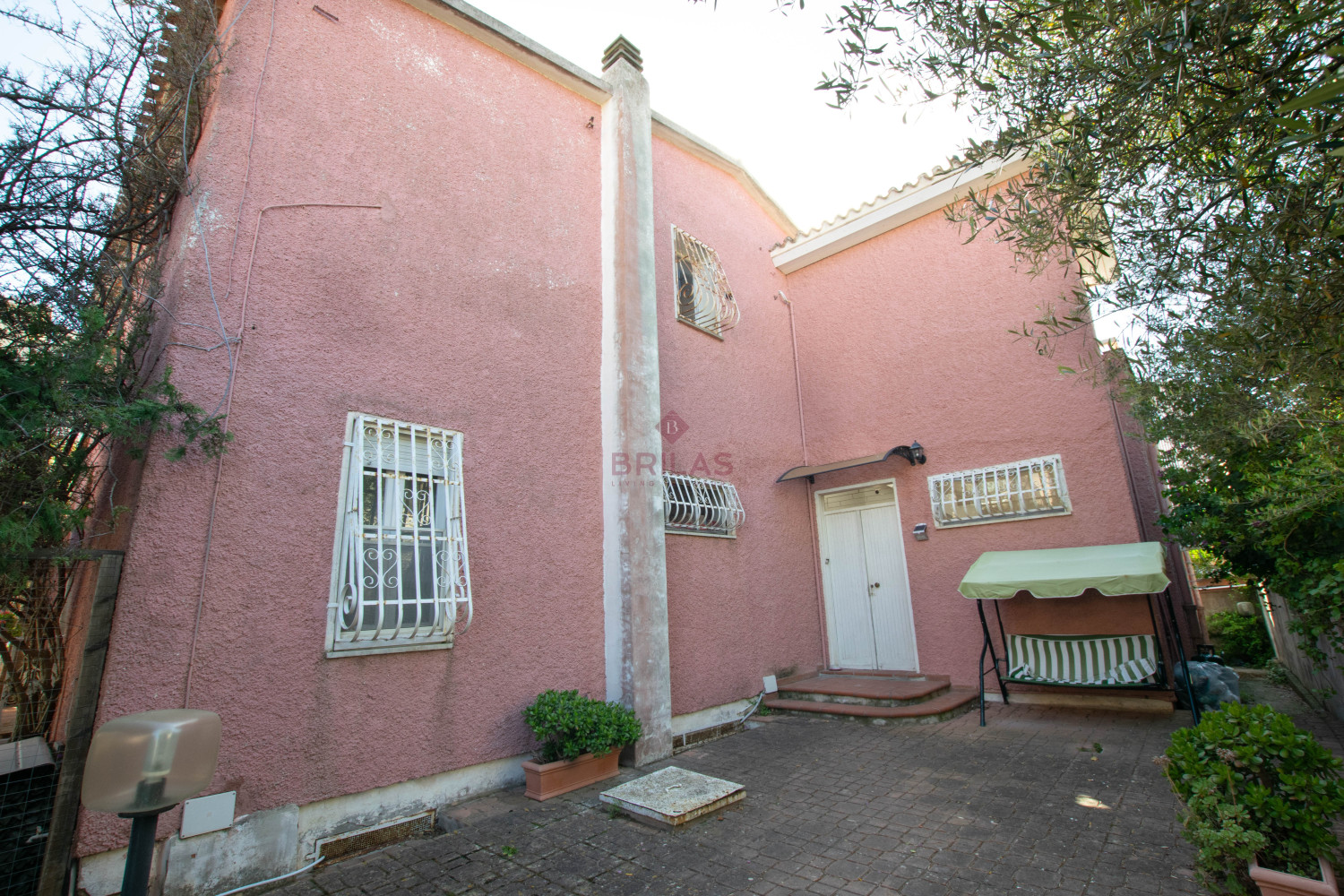 Golfo Aranci: Large villa to renovate between two beaches