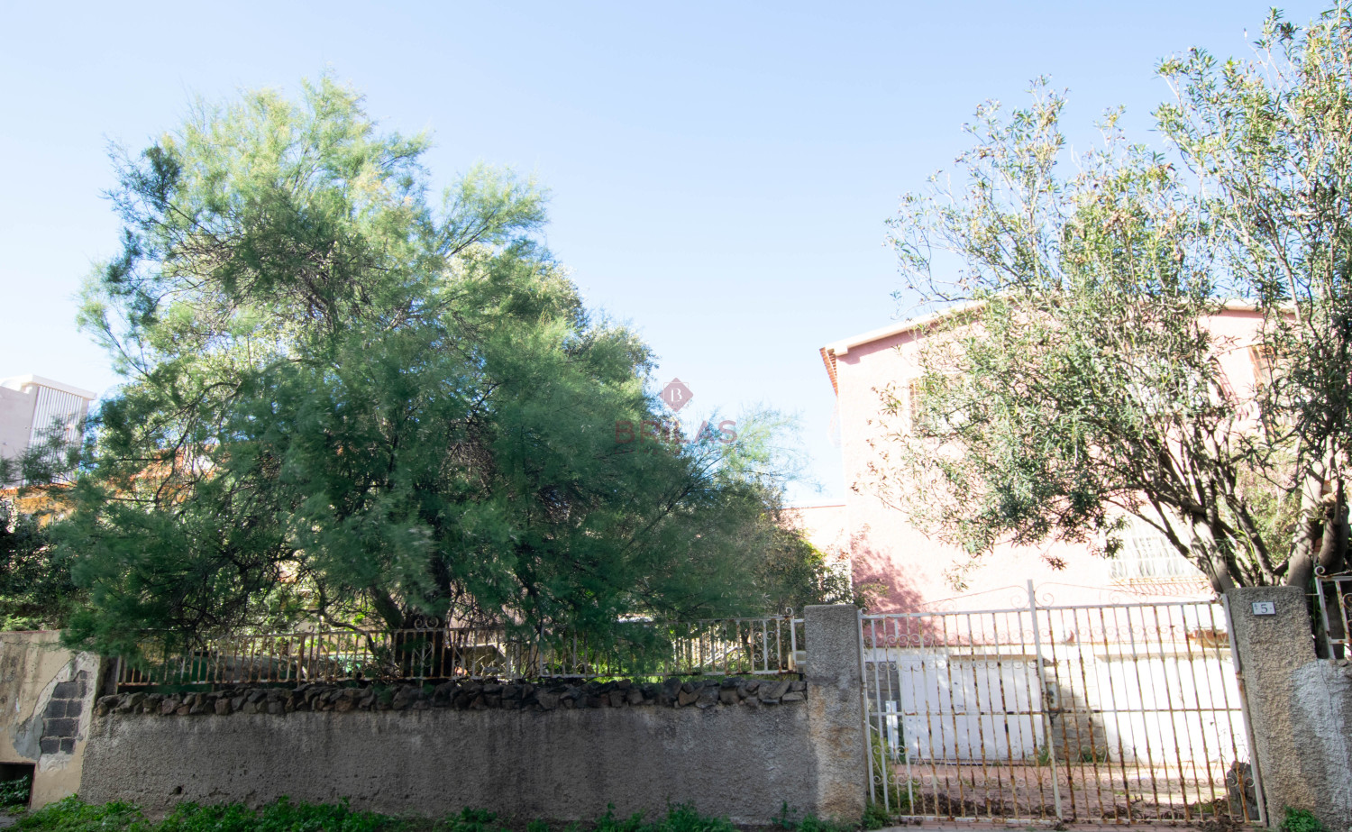 Golfo Aranci: Large villa to renovate between two beaches