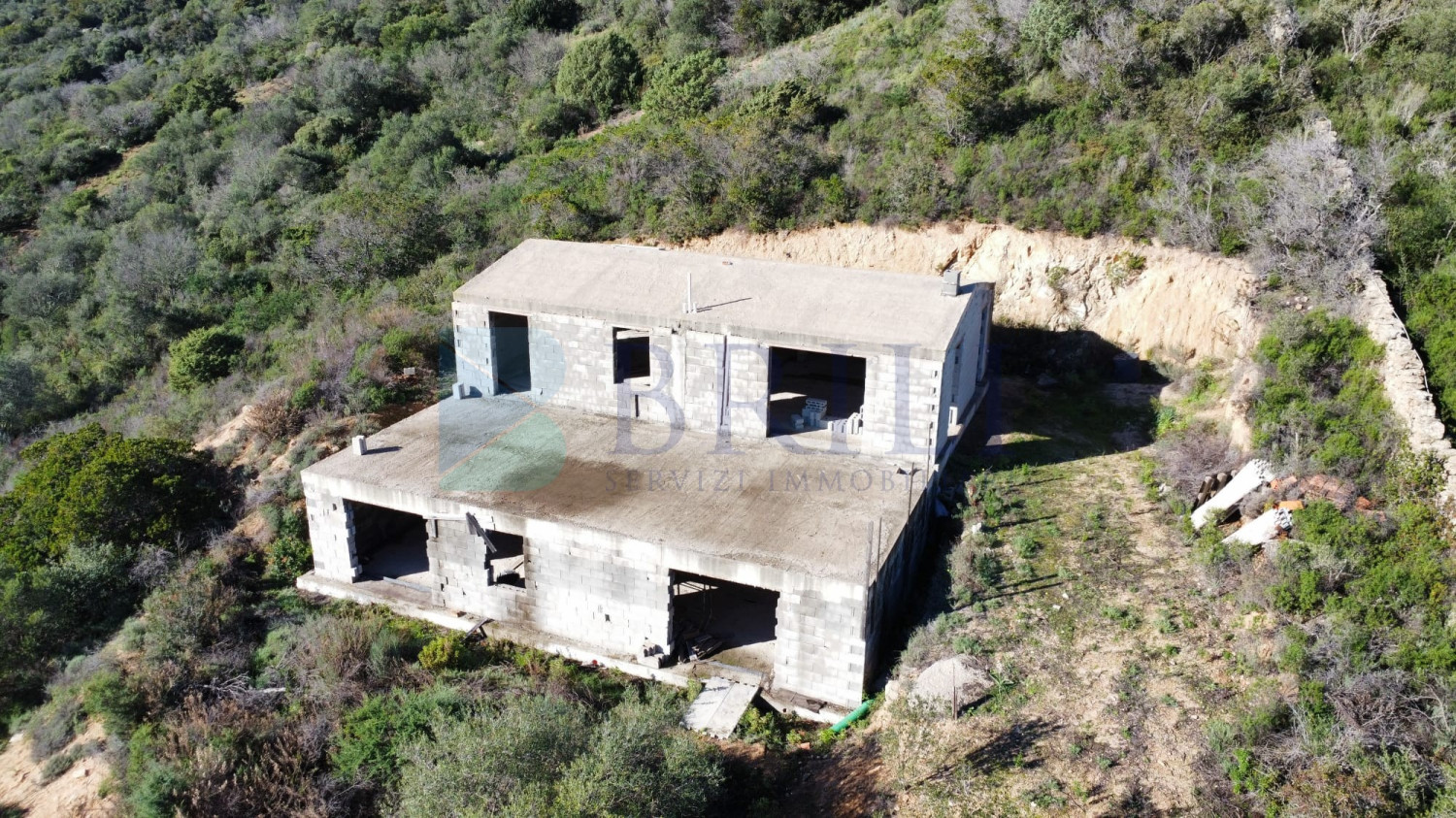 Villa al rustico con un ettaro vicino ad Olbia