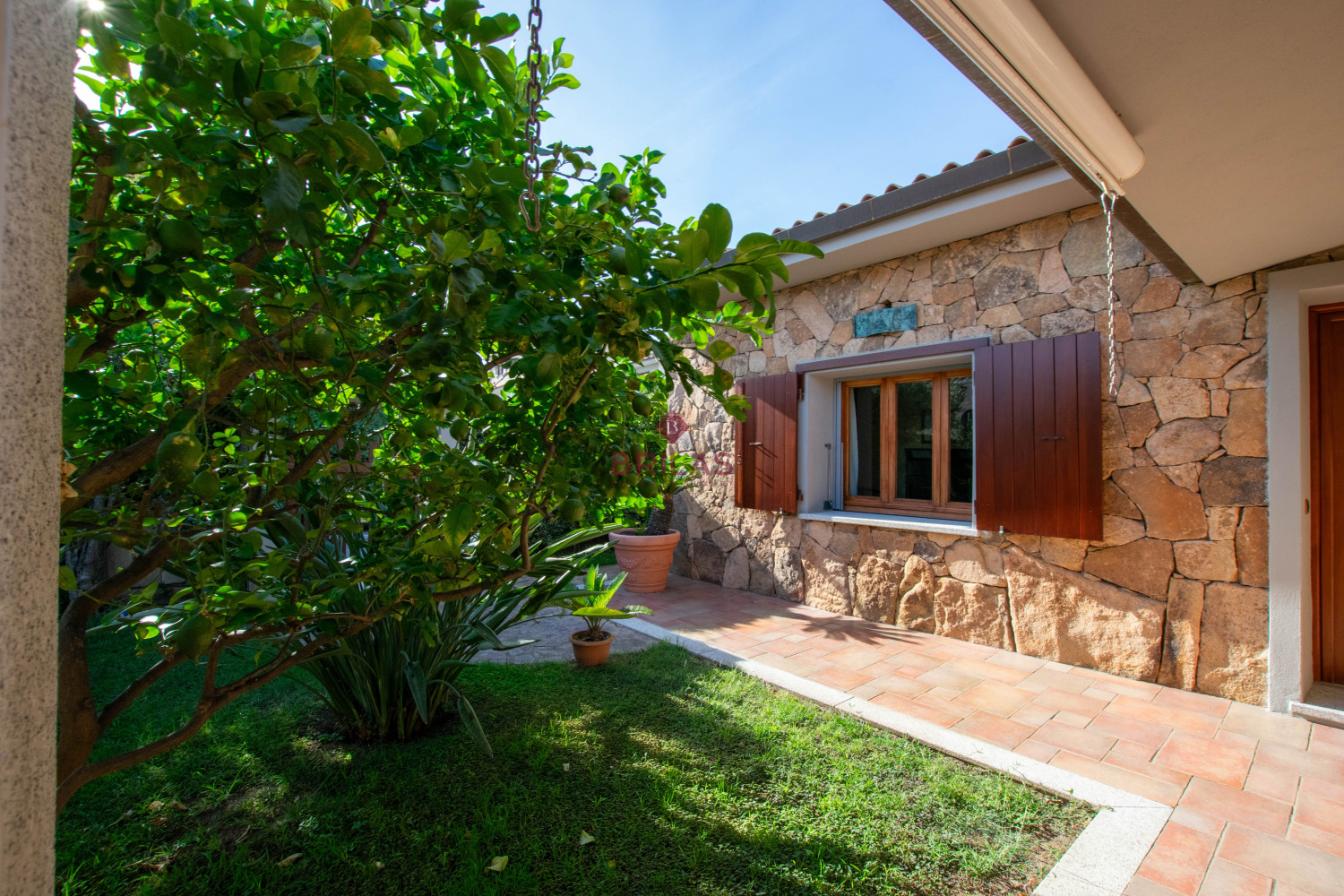 Villa Indipendente a Olbia: Un\'oasi di tranquillità e spazio
