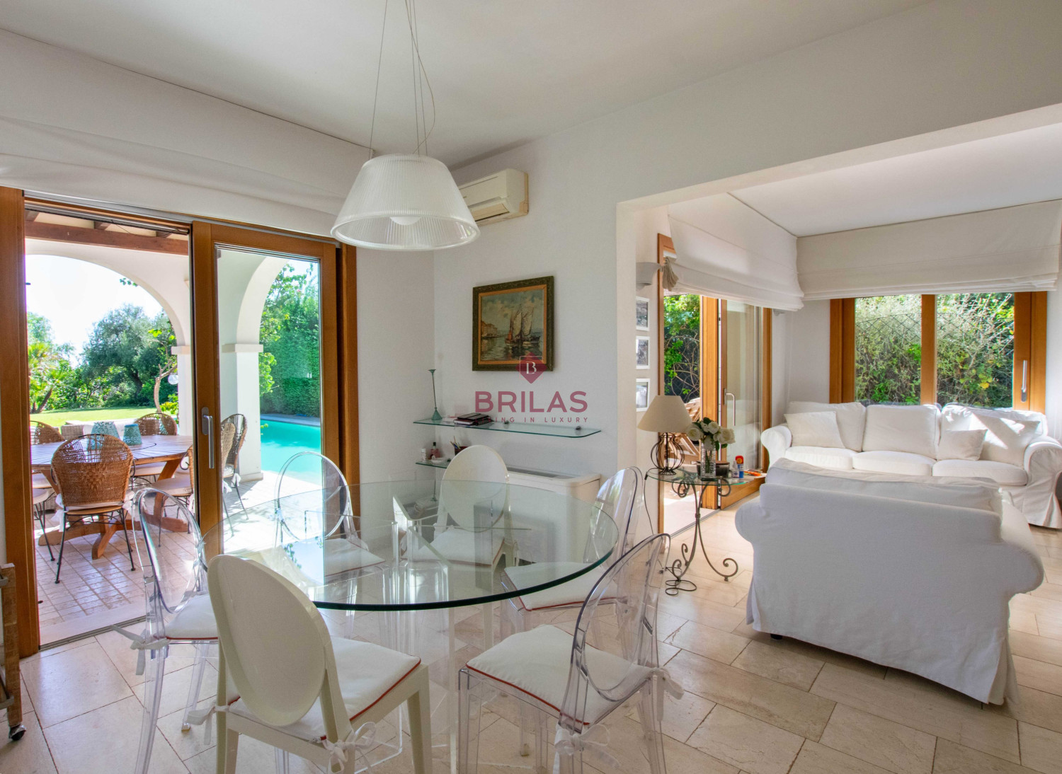Elegante villa con piscina a Is Molas