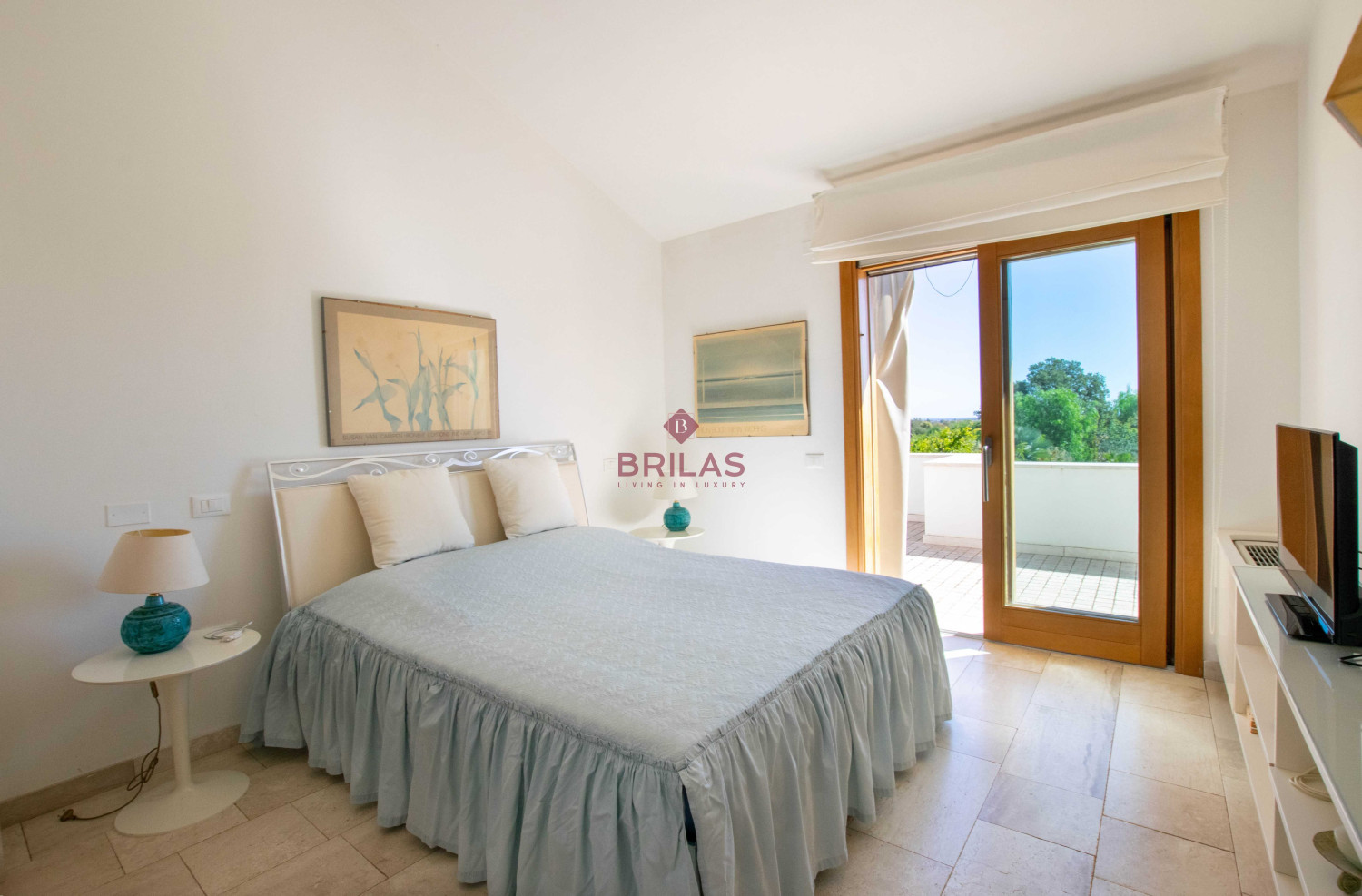 Elegante villa con piscina a Is Molas