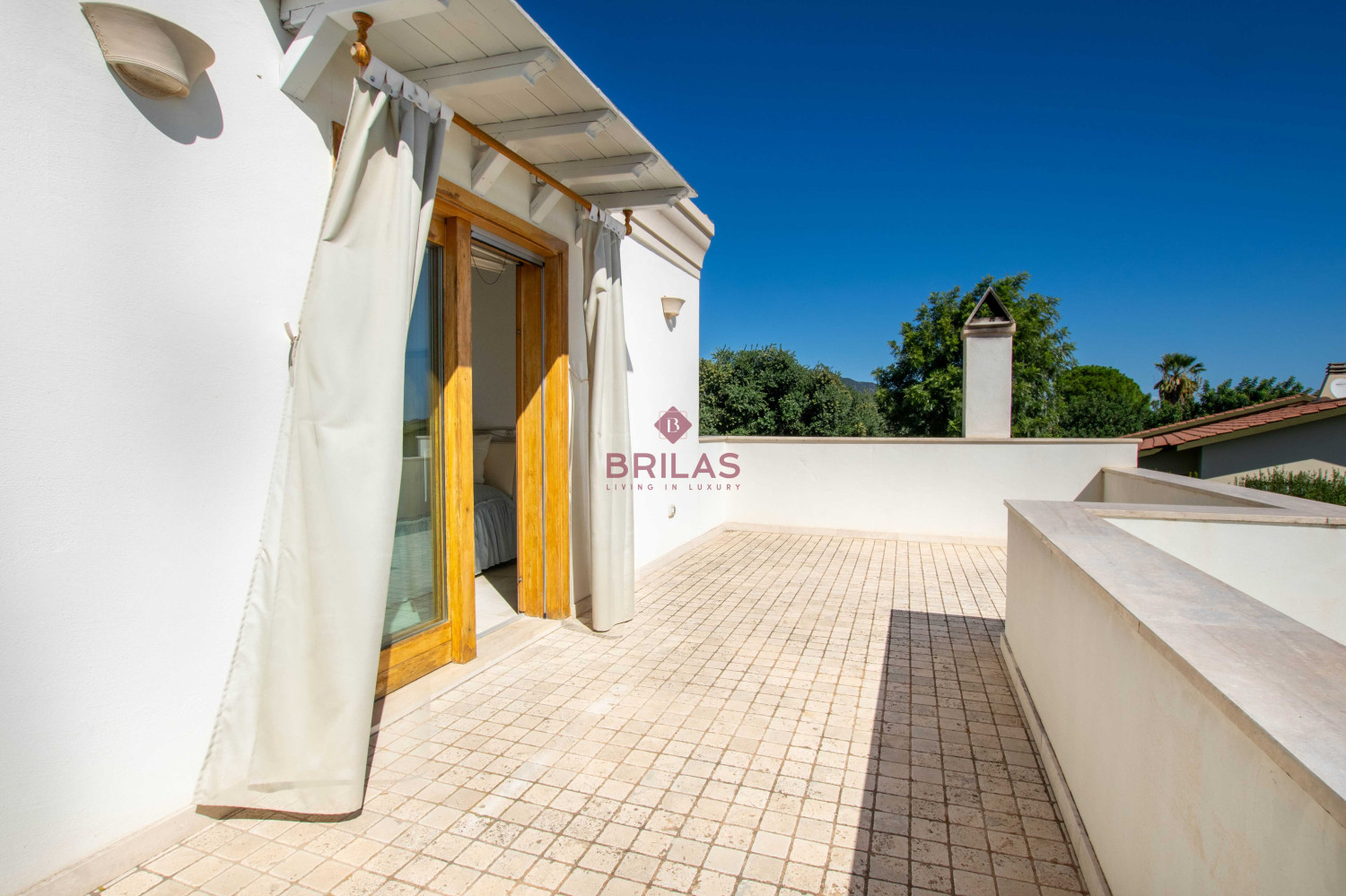 Elegante villa con piscina a Is Molas