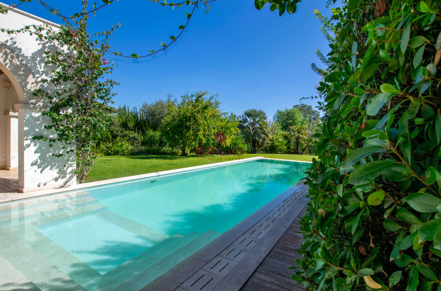 Elegante villa con piscina a Is Molas