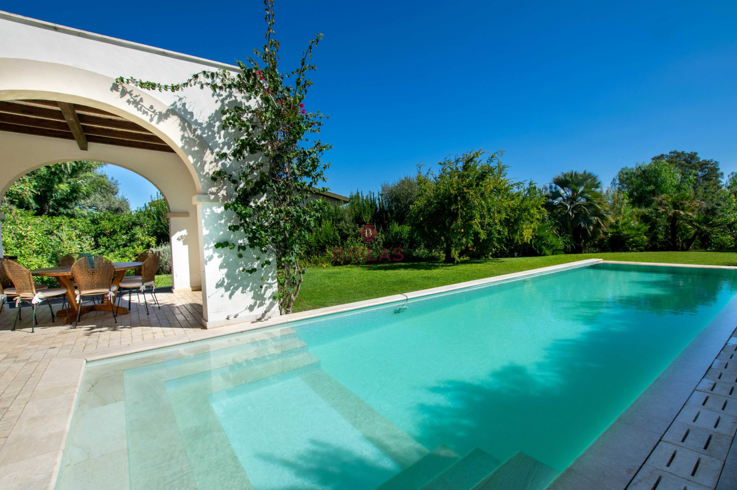 Elegante villa con piscina a Is Molas