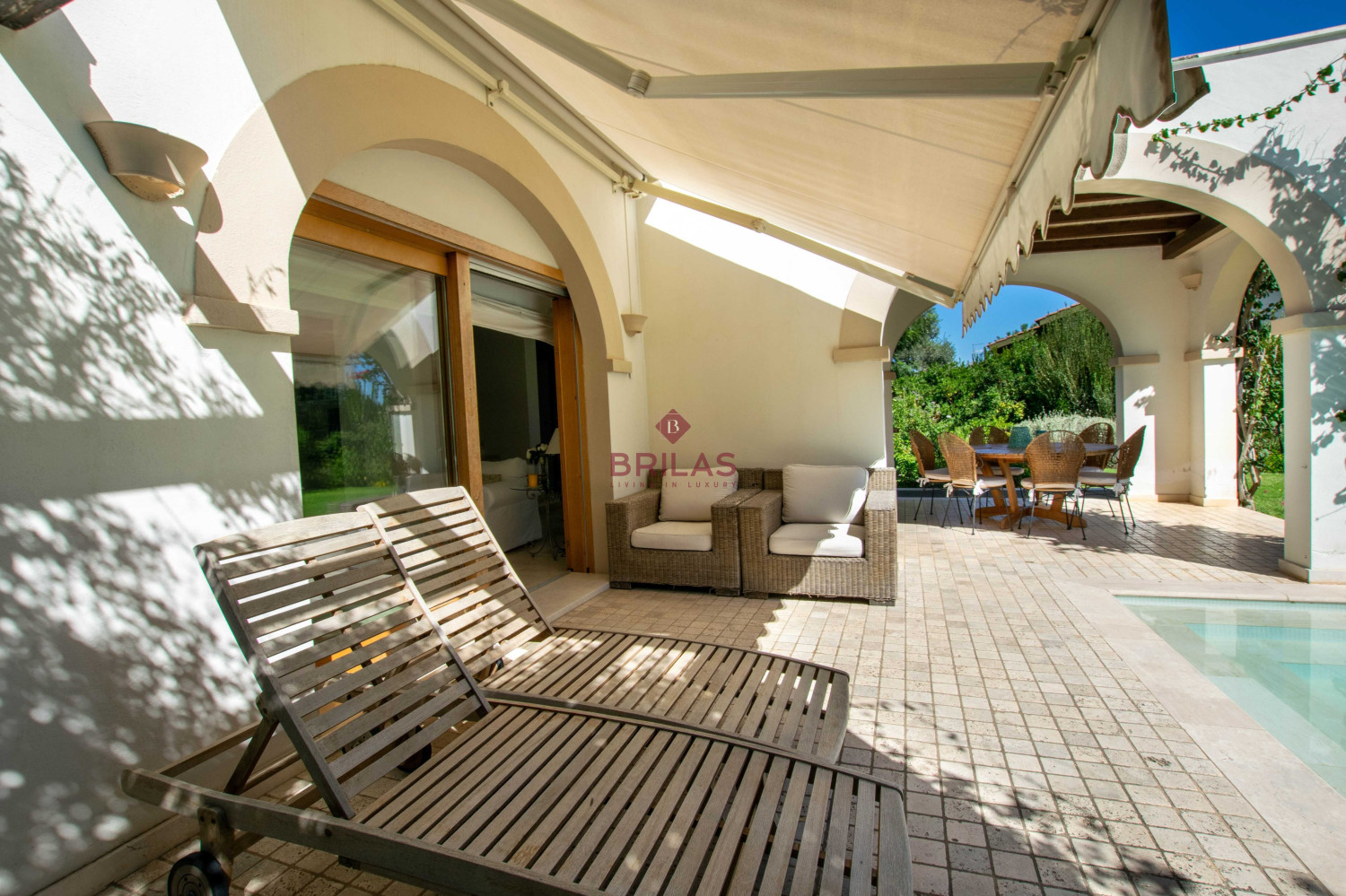 Elegante villa con piscina a Is Molas