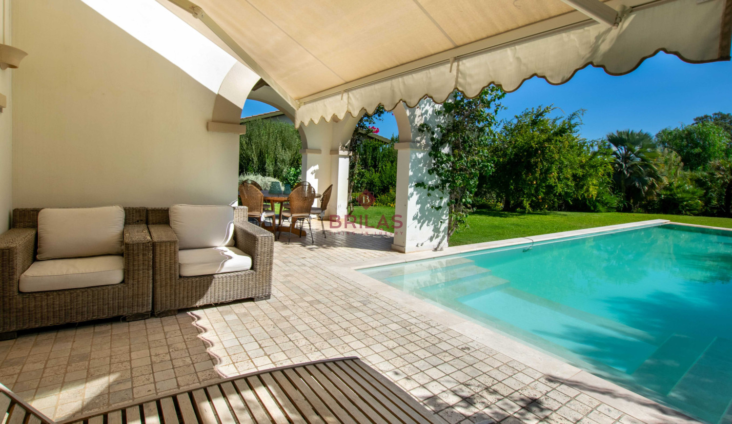 Elegante villa con piscina a Is Molas