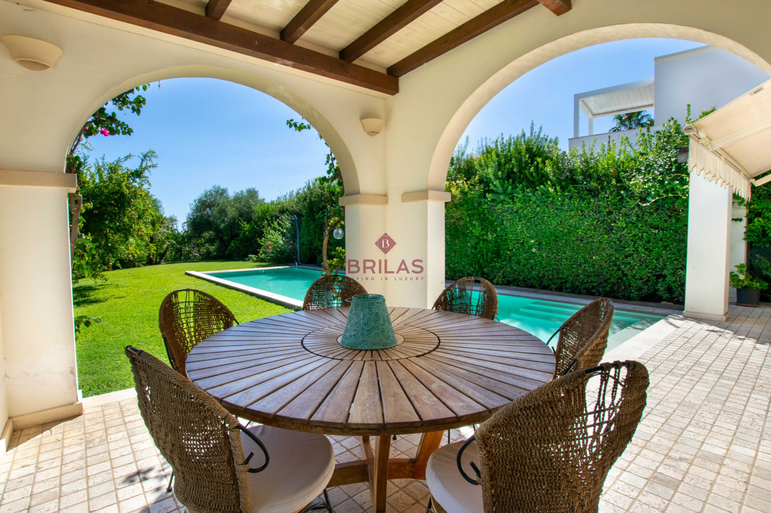 Elegante villa con piscina a Is Molas