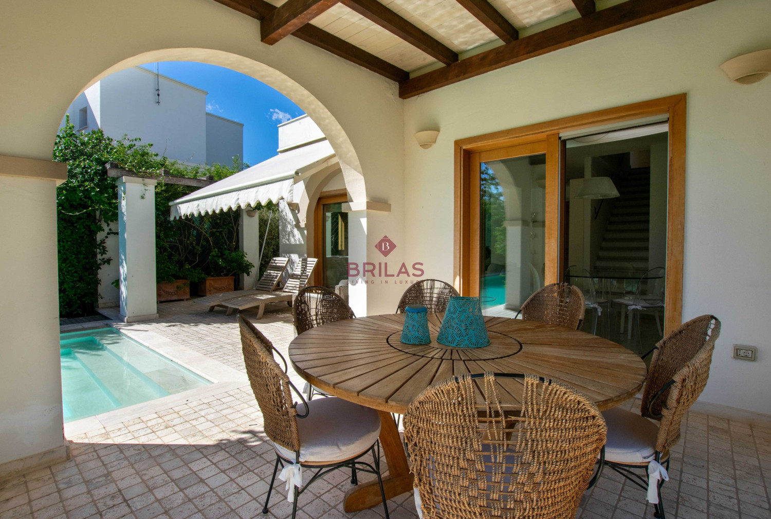 Elegante villa con piscina a Is Molas