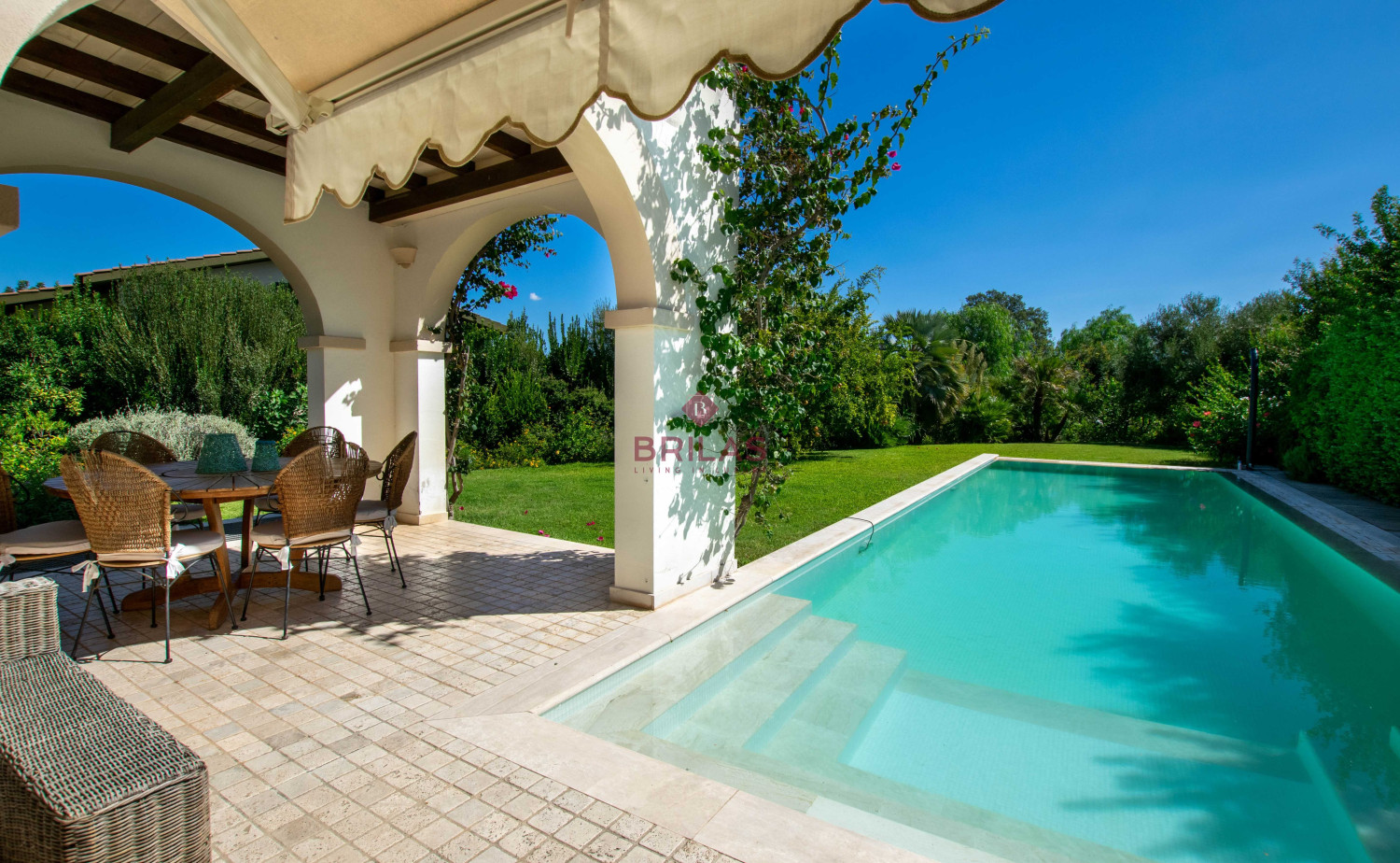 Elegante villa con piscina a Is Molas