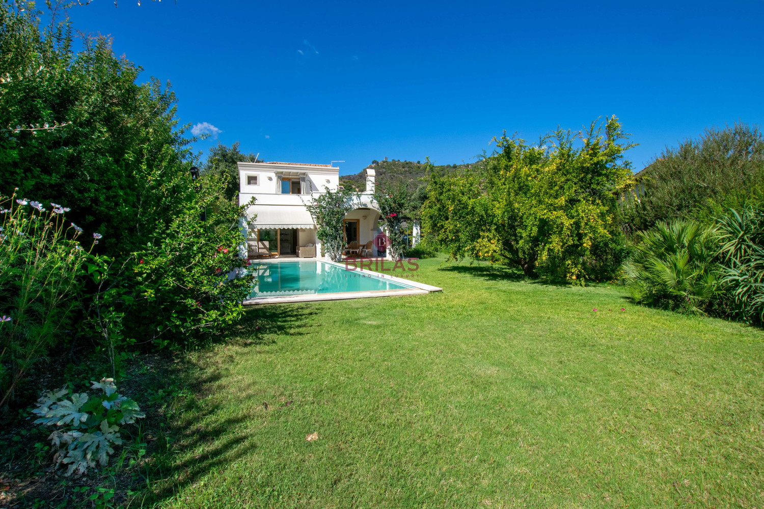 Elegante villa con piscina a Is Molas